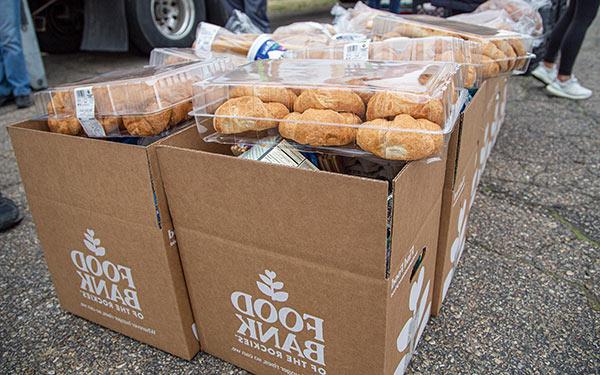 落基山脉食物银行的一箱食物准备好送给有需要的家庭